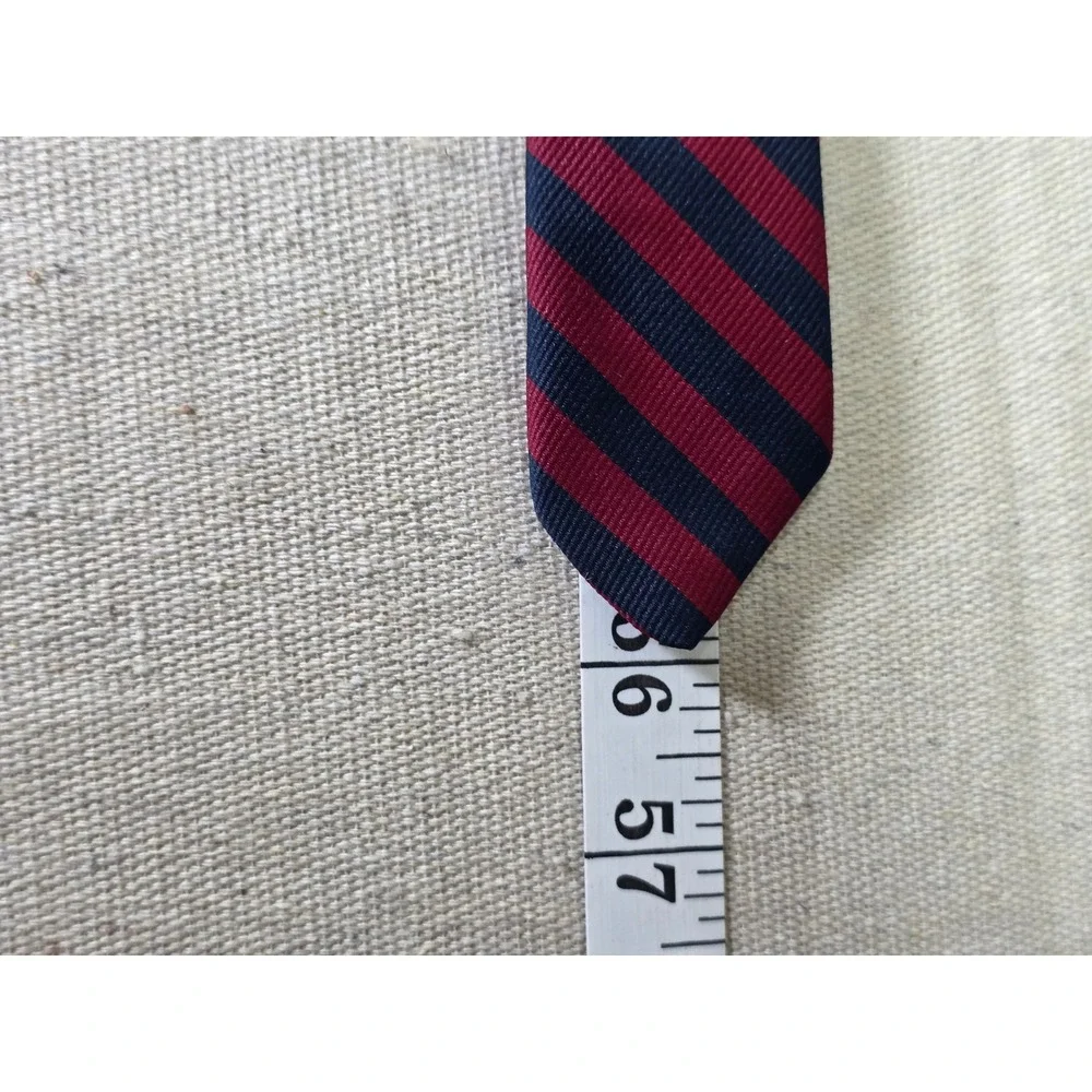 Resilio necktie features